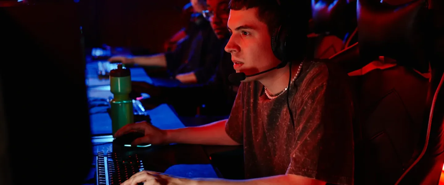 Want to turn your gaming passion into a career? 🎮 Learn how to become a pro gamer in America! 💪 #Esports #Gaming